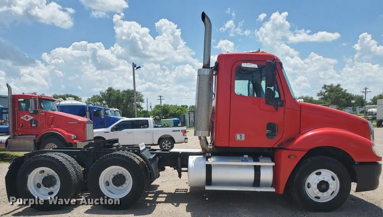 image for item HK9108 2005 Freightliner Columbia  semi truck