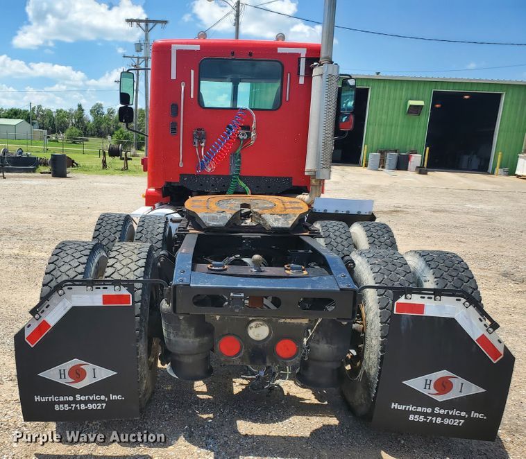 image for item HK9108 2005 Freightliner Columbia  semi truck