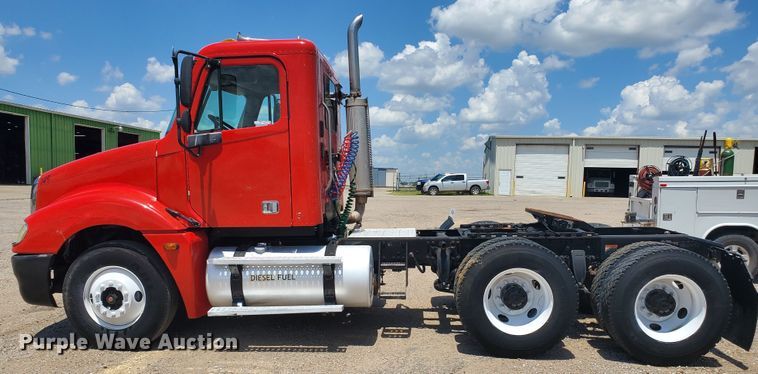 image for item HK9108 2005 Freightliner Columbia  semi truck