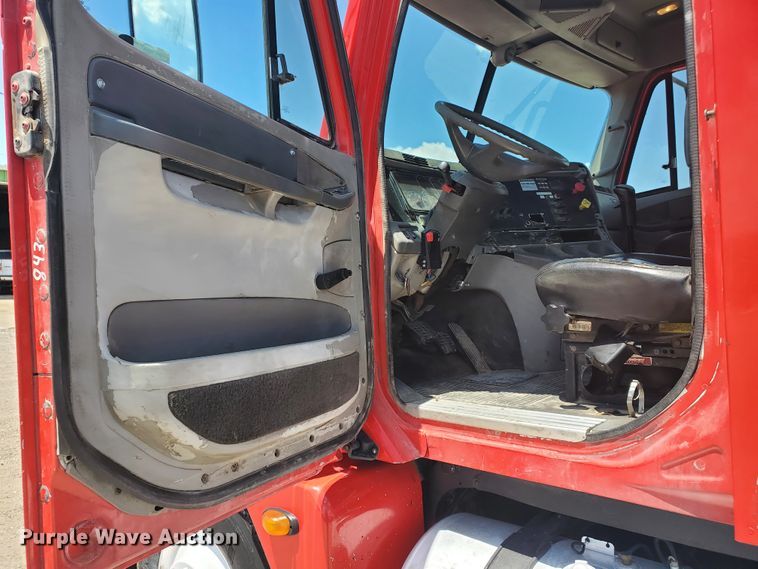 image for item HK9108 2005 Freightliner Columbia  semi truck