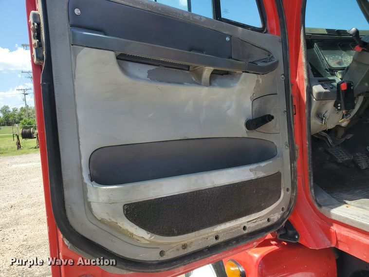 image for item HK9108 2005 Freightliner Columbia  semi truck