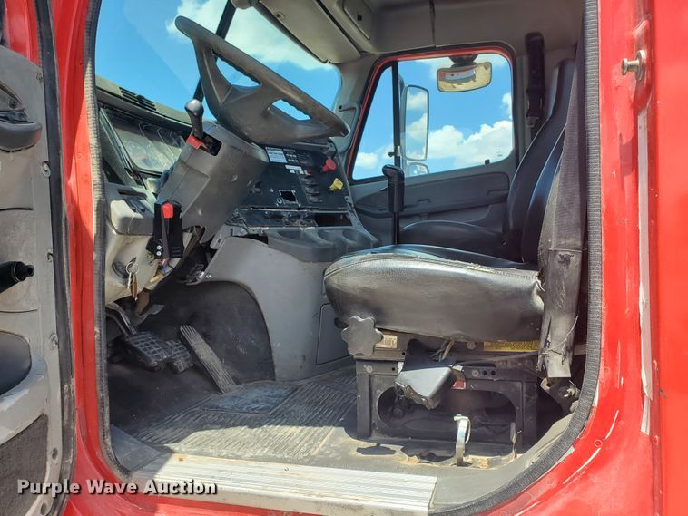 image for item HK9108 2005 Freightliner Columbia  semi truck