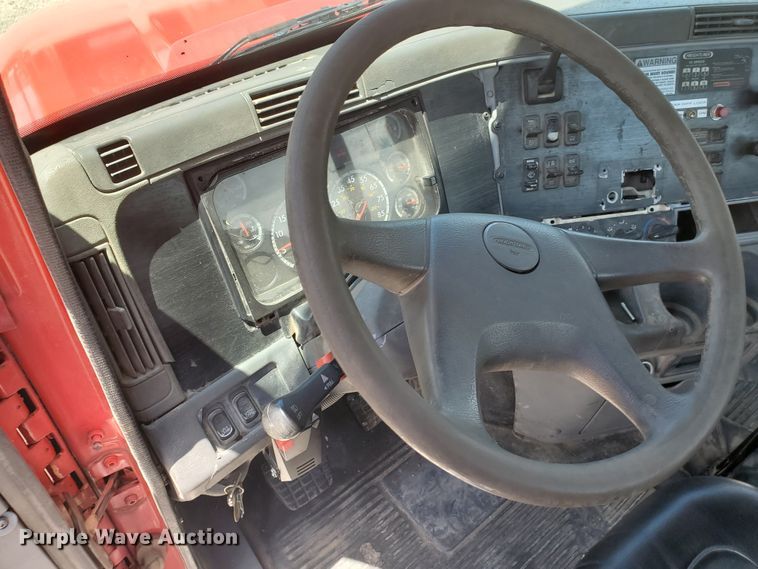 image for item HK9108 2005 Freightliner Columbia  semi truck