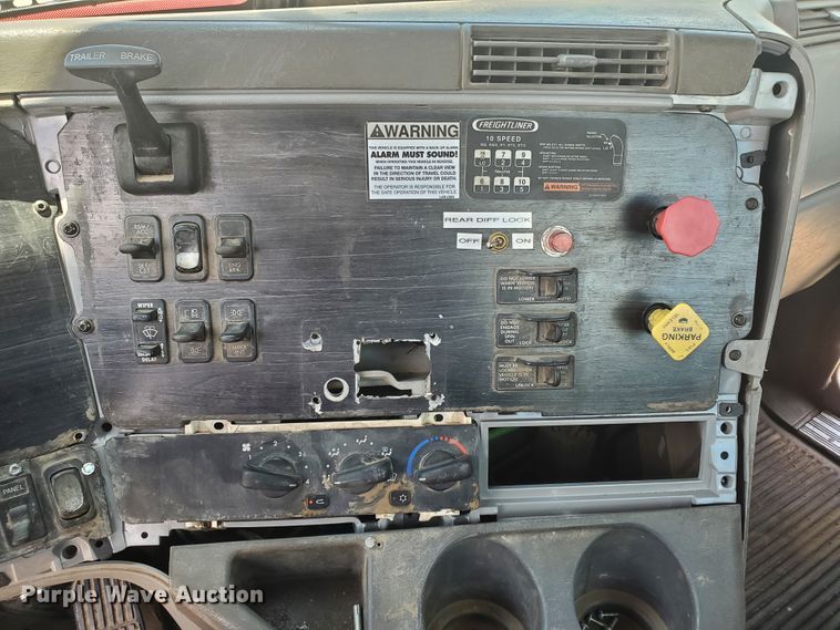 image for item HK9108 2005 Freightliner Columbia  semi truck