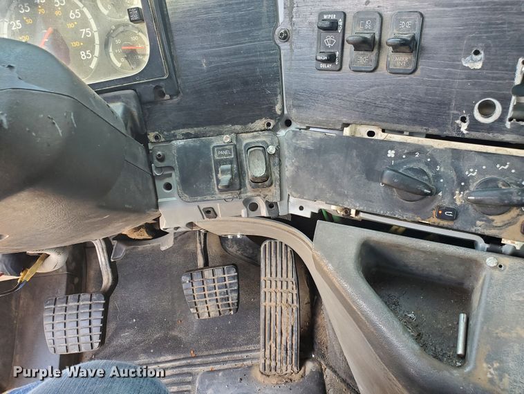 image for item HK9108 2005 Freightliner Columbia  semi truck