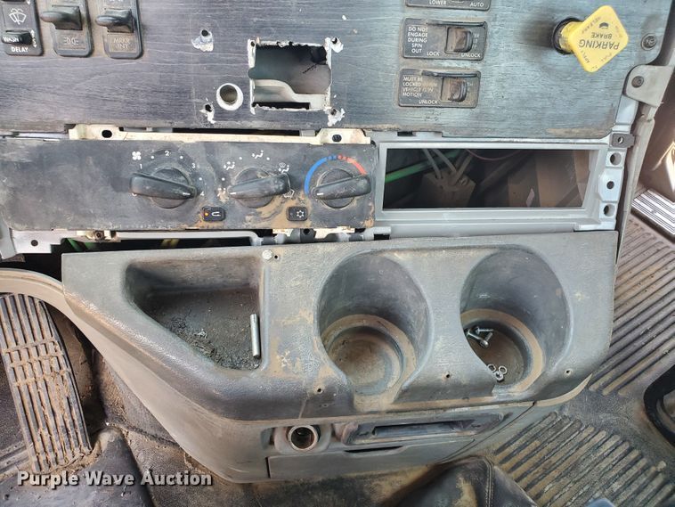 image for item HK9108 2005 Freightliner Columbia  semi truck