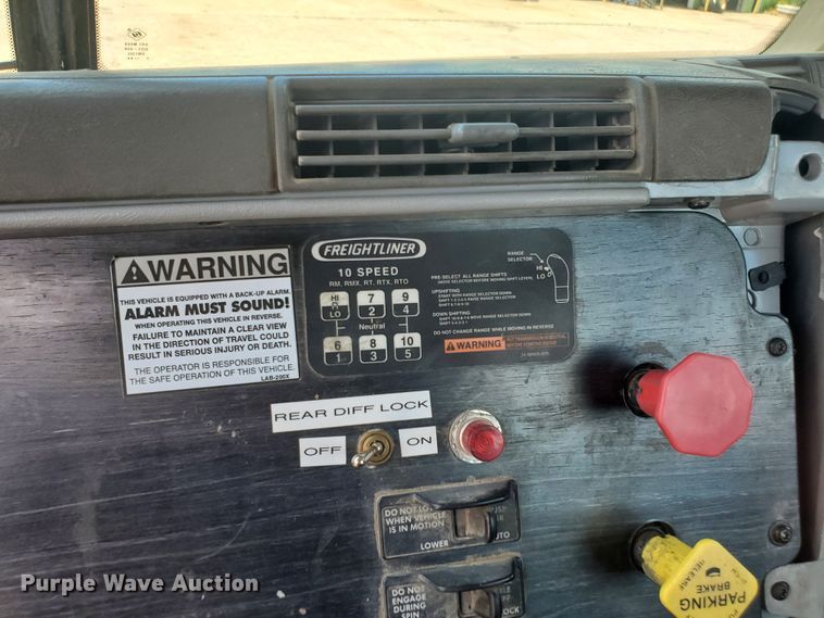 image for item HK9108 2005 Freightliner Columbia  semi truck