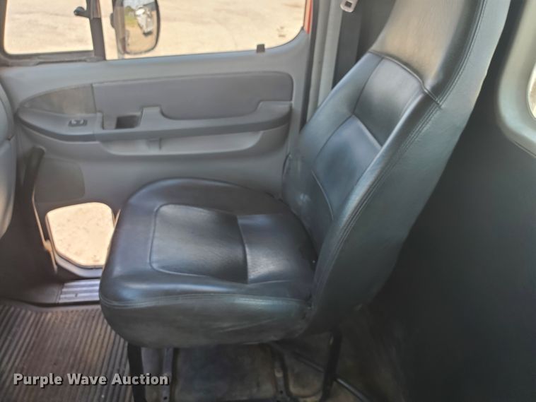 image for item HK9108 2005 Freightliner Columbia  semi truck