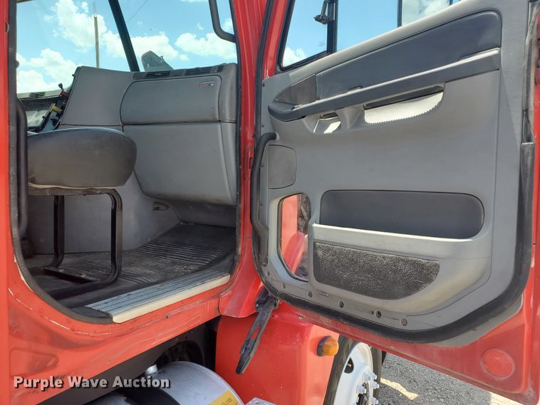 image for item HK9108 2005 Freightliner Columbia  semi truck