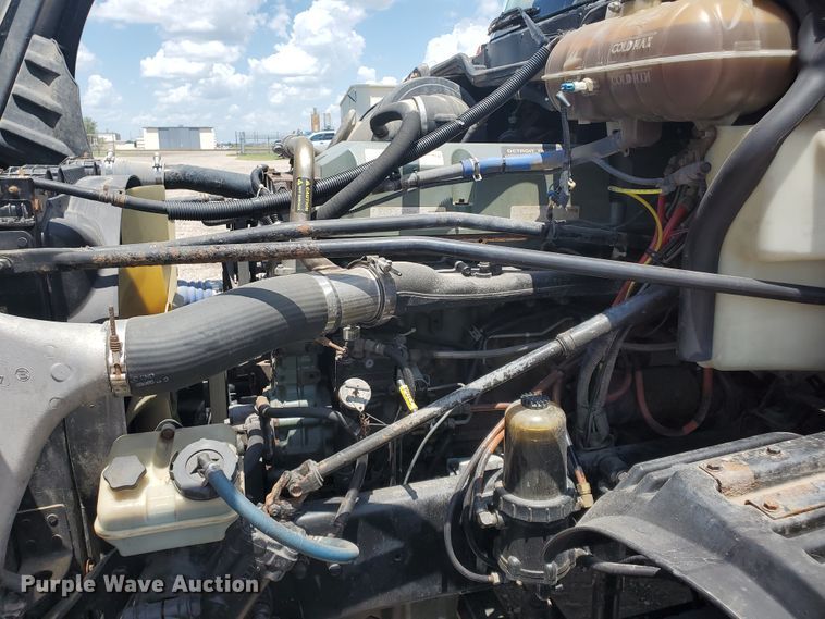 image for item HK9108 2005 Freightliner Columbia  semi truck