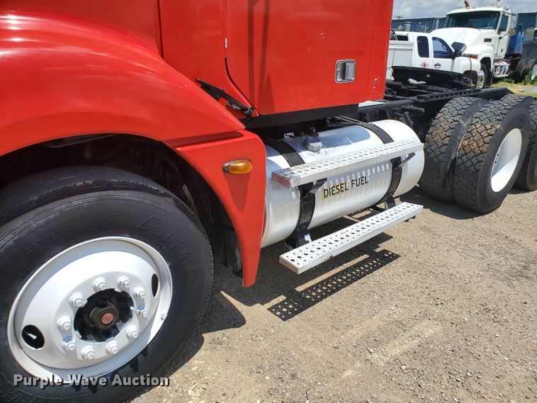 image for item HK9108 2005 Freightliner Columbia  semi truck