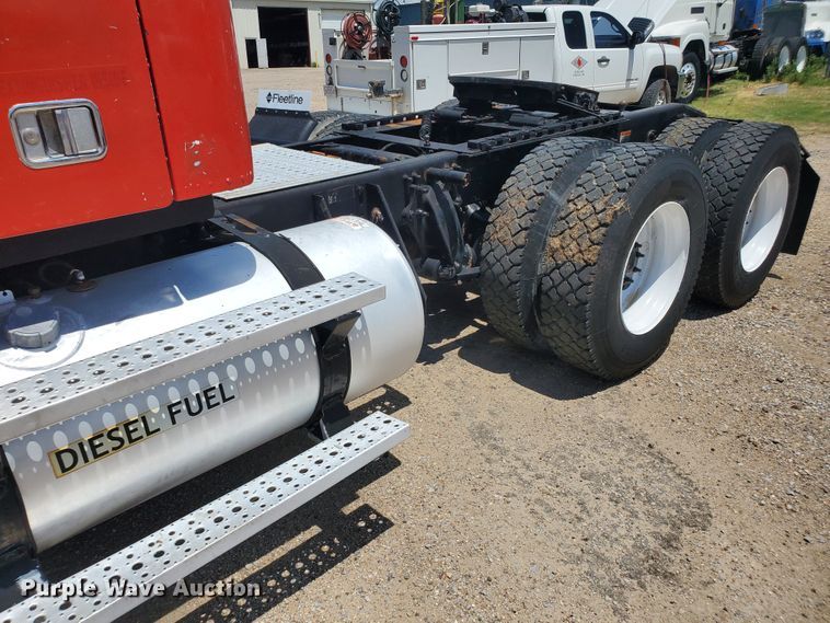 image for item HK9108 2005 Freightliner Columbia  semi truck