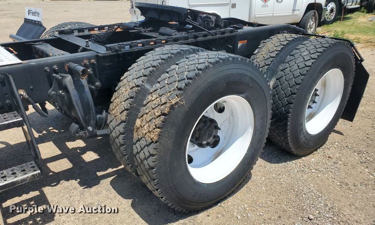 image for item HK9108 2005 Freightliner Columbia  semi truck