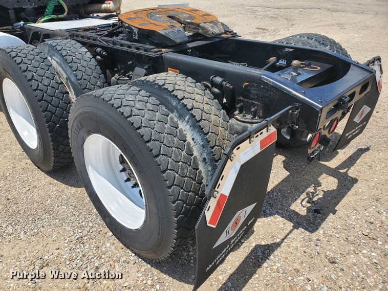 image for item HK9108 2005 Freightliner Columbia  semi truck