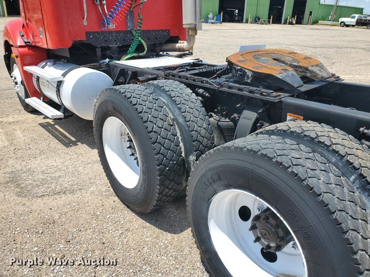 image for item HK9108 2005 Freightliner Columbia  semi truck