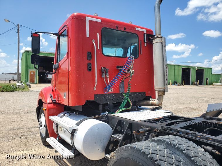 image for item HK9108 2005 Freightliner Columbia  semi truck