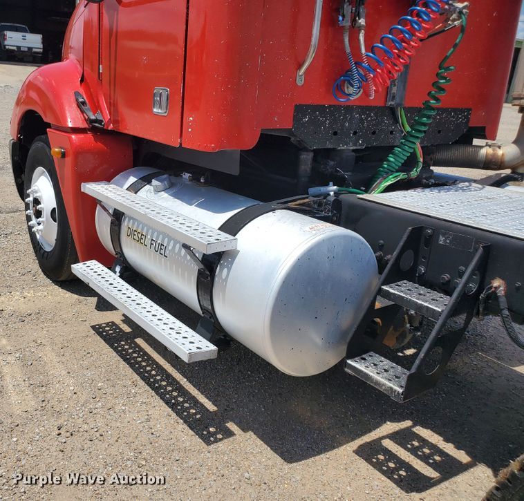 image for item HK9108 2005 Freightliner Columbia  semi truck