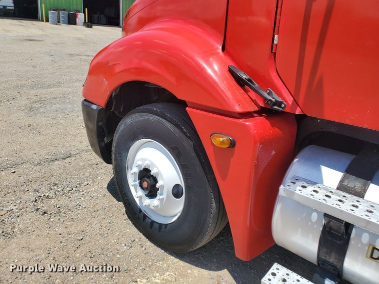 image for item HK9108 2005 Freightliner Columbia  semi truck