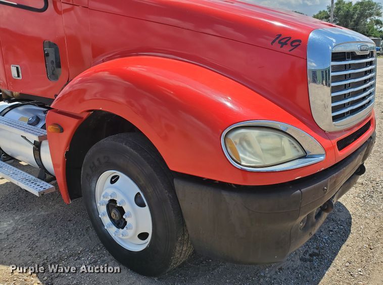 image for item HK9108 2005 Freightliner Columbia  semi truck