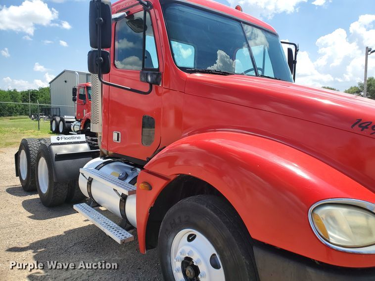 image for item HK9108 2005 Freightliner Columbia  semi truck