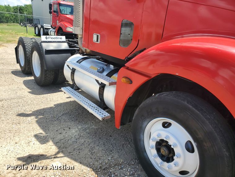 image for item HK9108 2005 Freightliner Columbia  semi truck