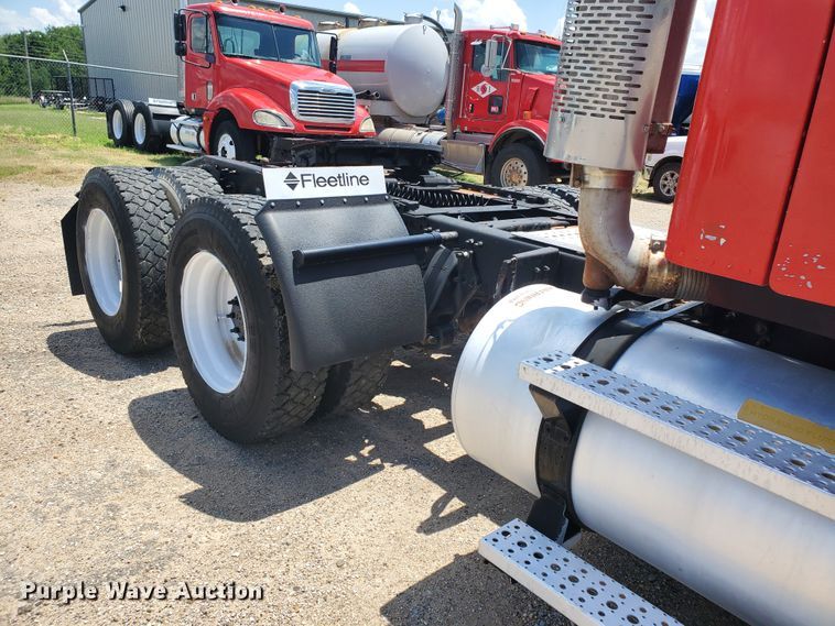 image for item HK9108 2005 Freightliner Columbia  semi truck