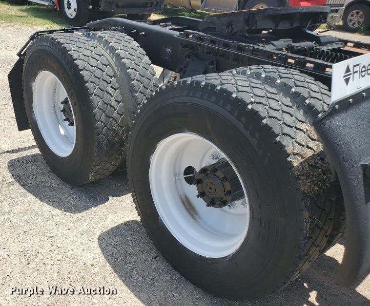 image for item HK9108 2005 Freightliner Columbia  semi truck