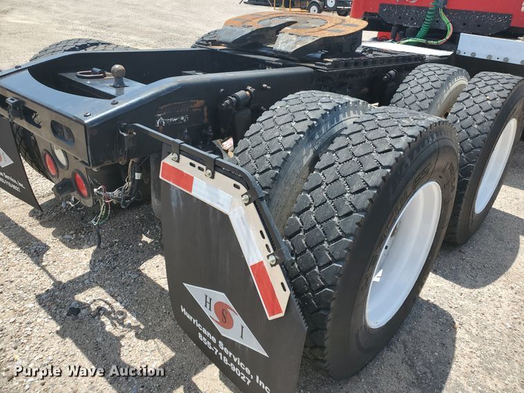 image for item HK9108 2005 Freightliner Columbia  semi truck