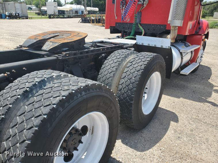 image for item HK9108 2005 Freightliner Columbia  semi truck