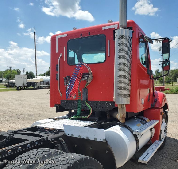 image for item HK9108 2005 Freightliner Columbia  semi truck