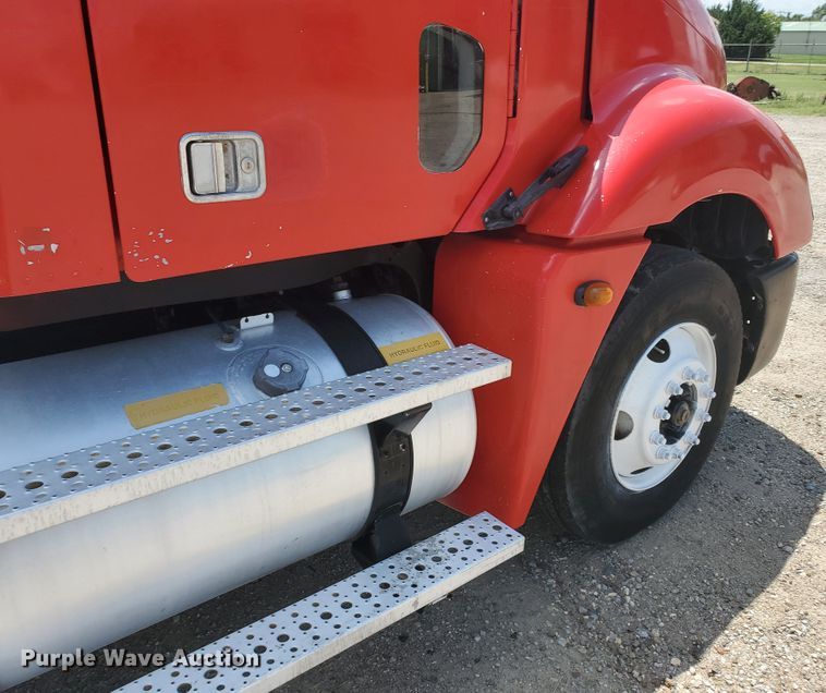 image for item HK9108 2005 Freightliner Columbia  semi truck