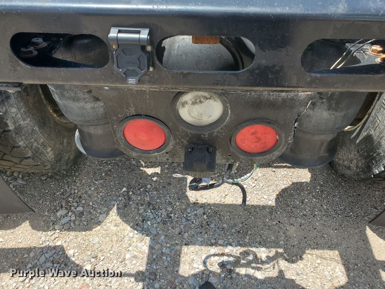 image for item HK9108 2005 Freightliner Columbia  semi truck