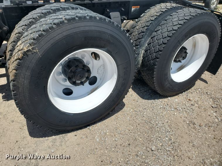 image for item HK9108 2005 Freightliner Columbia  semi truck