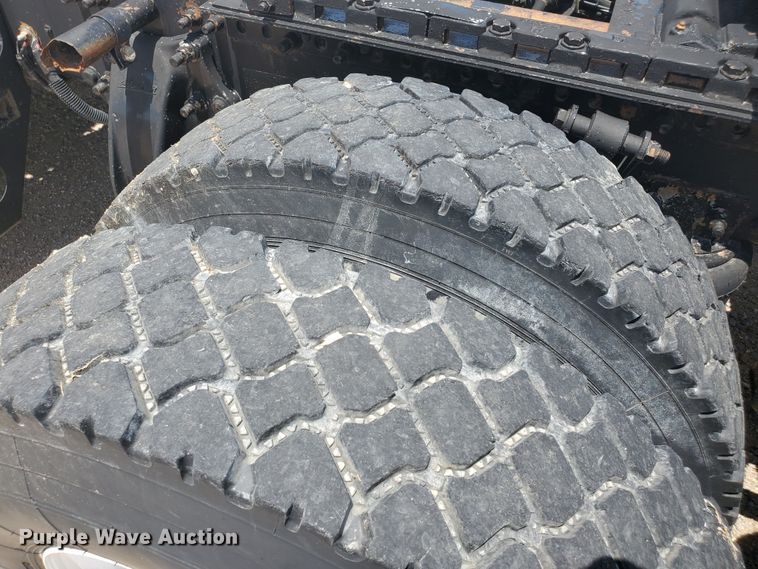 image for item HK9108 2005 Freightliner Columbia  semi truck