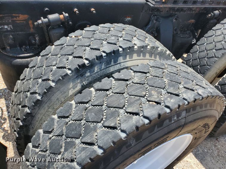 image for item HK9108 2005 Freightliner Columbia  semi truck