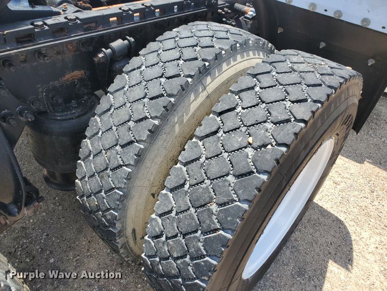 image for item HK9108 2005 Freightliner Columbia  semi truck