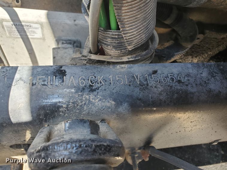 image for item HK9108 2005 Freightliner Columbia  semi truck