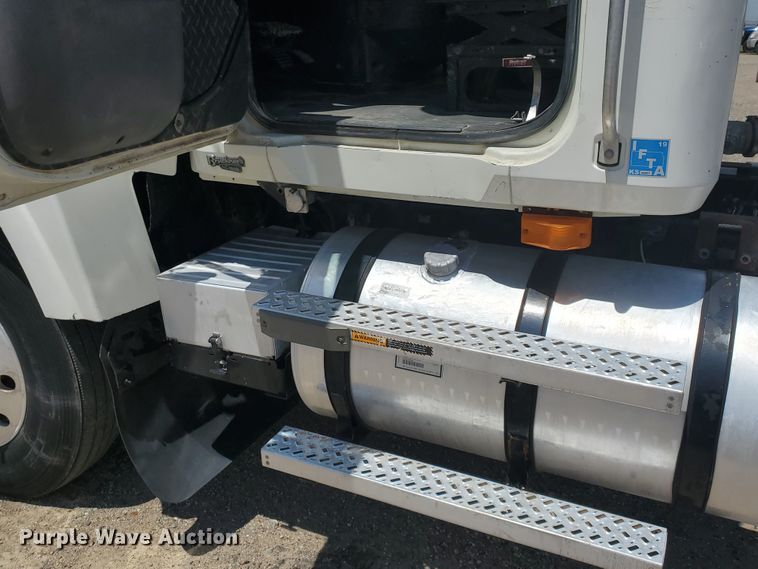 image for item HK9109 2008 Mack CHU semi truck