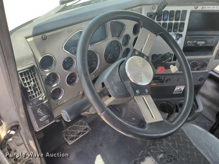 image for item HK9109 2008 Mack CHU semi truck