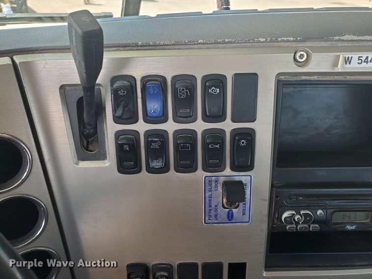 image for item HK9109 2008 Mack CHU semi truck