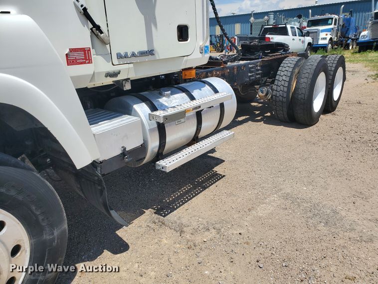 image for item HK9109 2008 Mack CHU semi truck