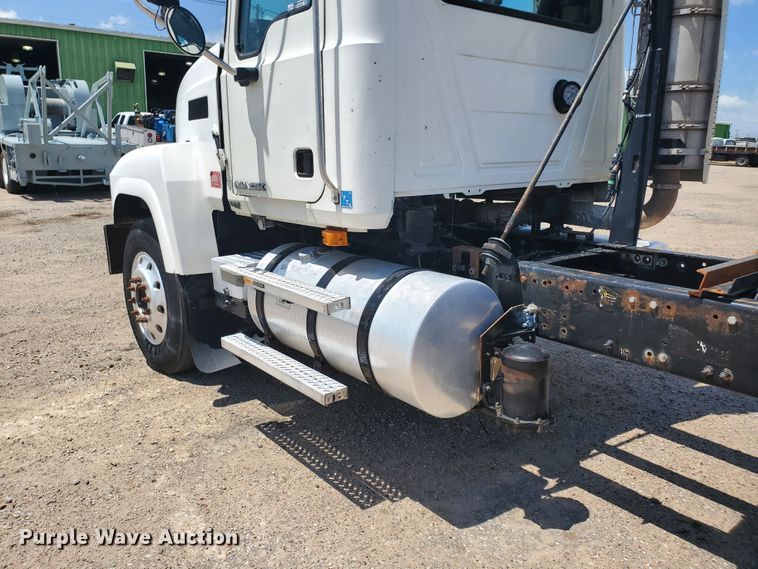 image for item HK9109 2008 Mack CHU semi truck