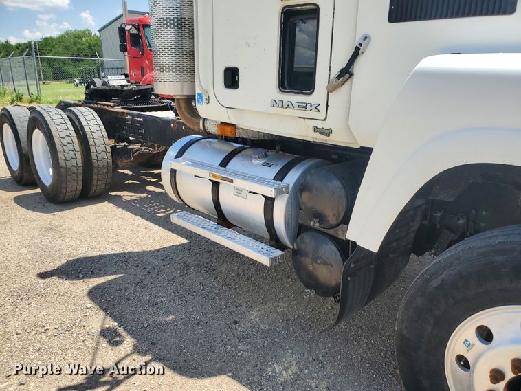 image for item HK9109 2008 Mack CHU semi truck