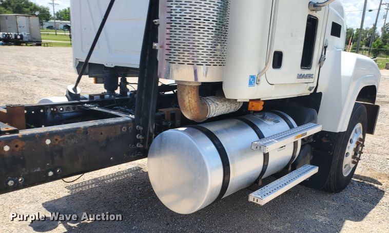 image for item HK9109 2008 Mack CHU semi truck