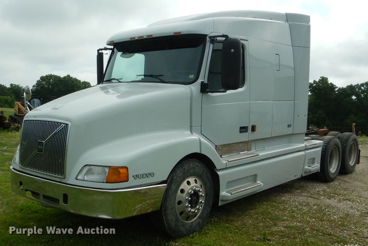 image for item HM9601 2002 Volvo VN  semi truck