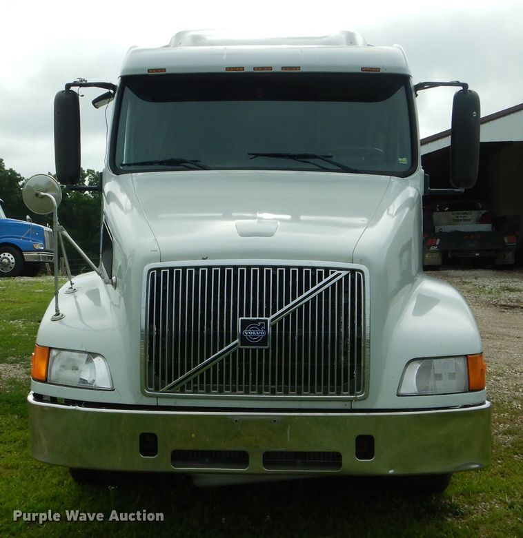 image for item HM9601 2002 Volvo VN  semi truck