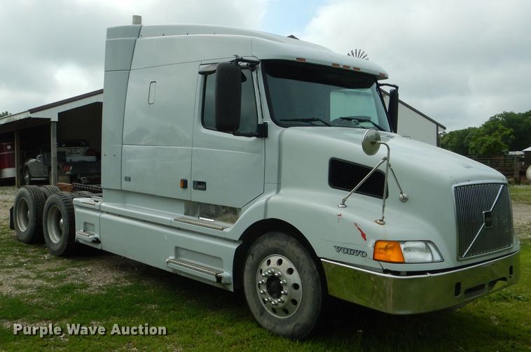 image for item HM9601 2002 Volvo VN  semi truck