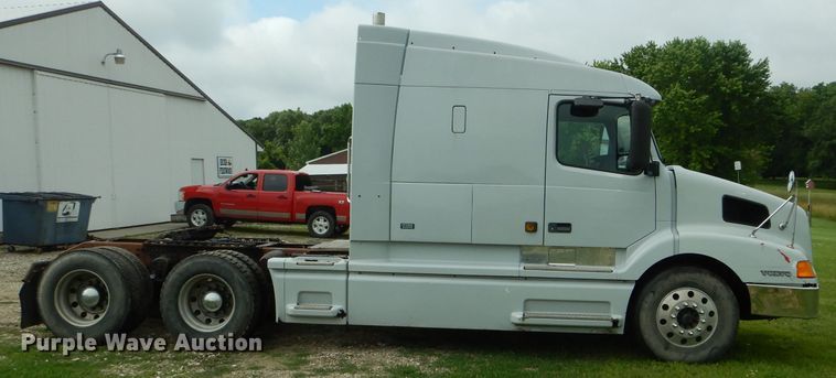 image for item HM9601 2002 Volvo VN  semi truck