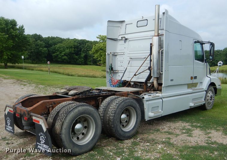 image for item HM9601 2002 Volvo VN  semi truck