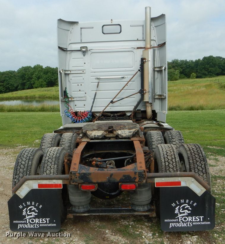 image for item HM9601 2002 Volvo VN  semi truck